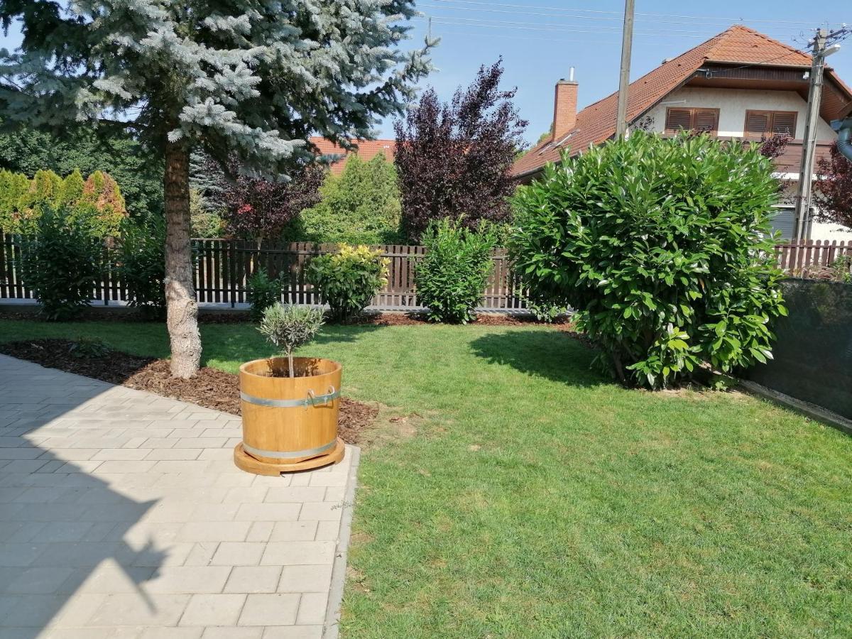 Villa Lili Apartments Balatonkeresztur Exterior photo