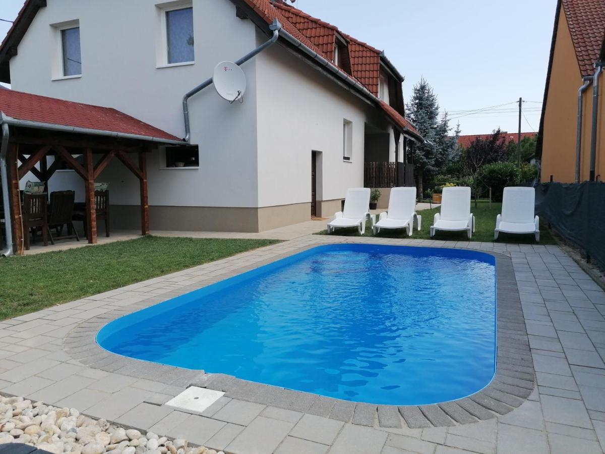 Villa Lili Apartments Balatonkeresztur Exterior photo