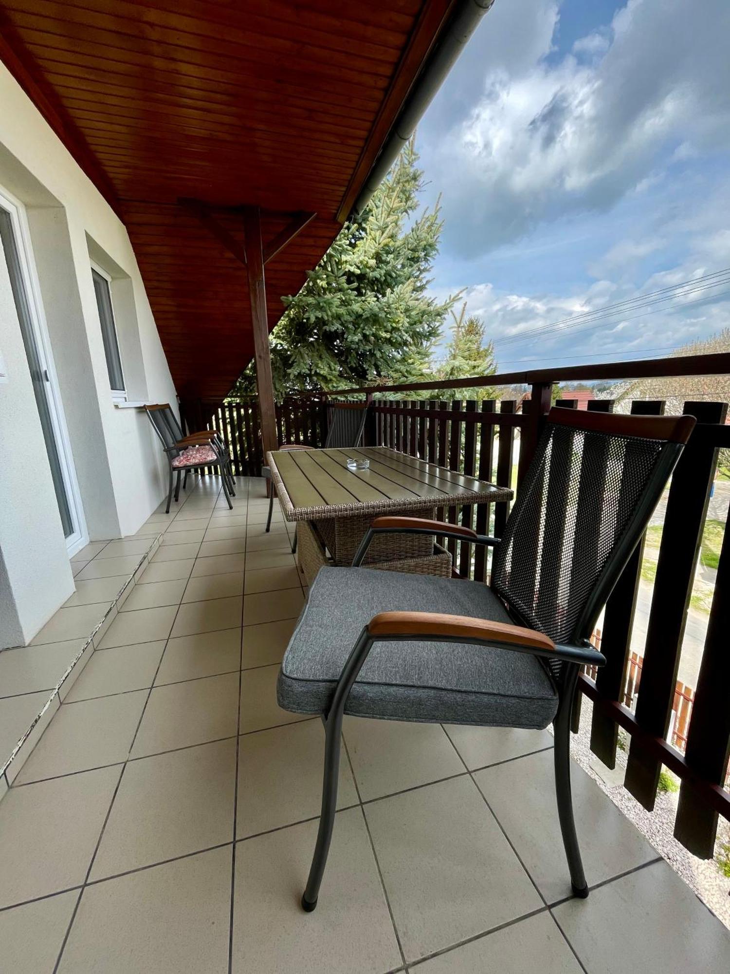 Villa Lili Apartments Balatonkeresztur Exterior photo